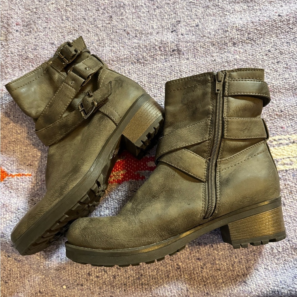 NWOB🍍Mountain sole zip boots🍍Sz 9M
H2